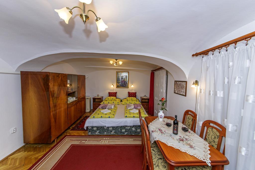 Barokk Vendeghaz Hotel Егер Стая снимка