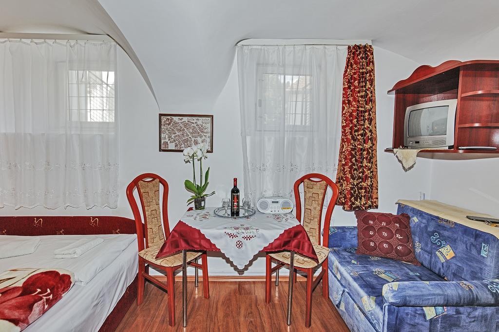 Barokk Vendeghaz Hotel Егер Екстериор снимка